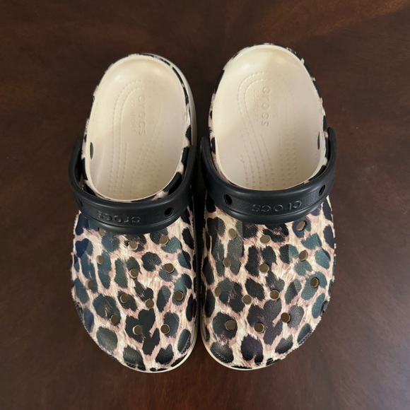 Women’s Size 8 Leopard Print CROCS - Picture 2 of 14